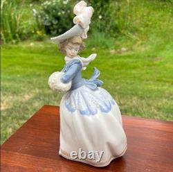 Lladro NAO Daisa'85 Elegant Victorian Lady Wearing Feather Hat & Hand Muff MINT