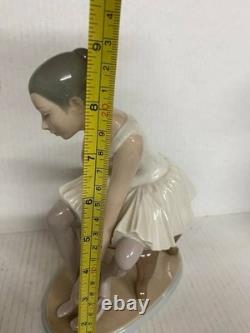Lladro NAO Figurine Elegant Ballet Ballerina Seated Putting On Slippers 1983 Joy