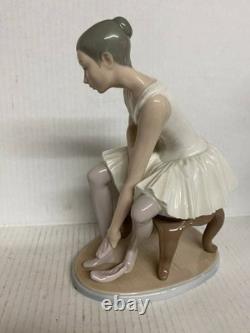 Lladro NAO Figurine Elegant Ballet Ballerina Seated Putting On Slippers 1983 Joy