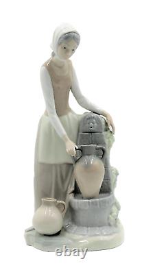 Lladro NAO Girl at the water well fountain #0136 11 1/2 figurine Spain Vintage