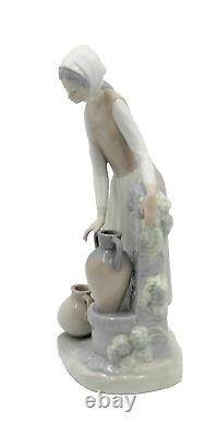 Lladro NAO Girl at the water well fountain #0136 11 1/2 figurine Spain Vintage