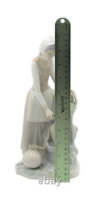 Lladro NAO Girl at the water well fountain #0136 11 1/2 figurine Spain Vintage