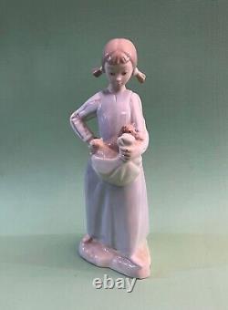 Lladro NAO Litters of Kittens #104G/M Girl with Pigtails Holding Cats Figurine