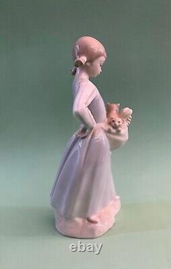 Lladro NAO Litters of Kittens #104G/M Girl with Pigtails Holding Cats Figurine