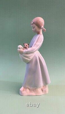 Lladro NAO Litters of Kittens #104G/M Girl with Pigtails Holding Cats Figurine