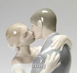 Lladro Nao 02001613 A KISS Forever Porcelain Figurine Glased New