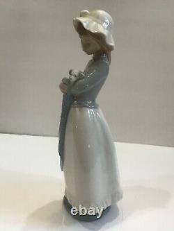 Lladro Nao #241 Girl Holding Puppy in Blanket Collectible Porcelain Figurine 10