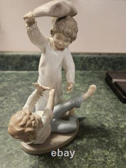 Lladro Nao Children Pillow Fighting Mint Condition No Box #281 1981