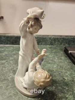 Lladro Nao Children Pillow Fighting Mint Condition No Box #281 1981