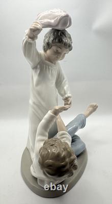Lladro Nao Children Pillow Fighting Mint Condition No Box #281 1981