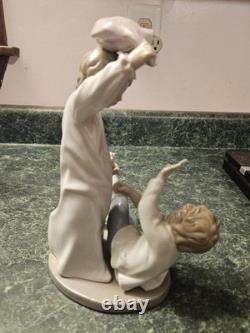Lladro Nao Children Pillow Fighting Mint Condition No Box #281 1981