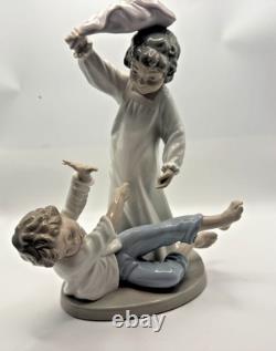 Lladro Nao Children Pillow Fighting Mint Condition No Box #281 1981