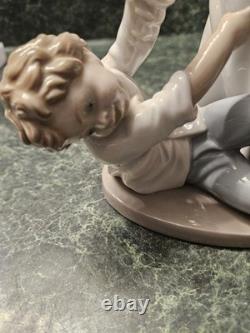 Lladro Nao Children Pillow Fighting Mint Condition No Box #281 1981