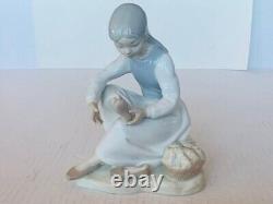 Lladro Nao Daisa Spain porcelain statue sculpture 86 girl holding foot shoe feet