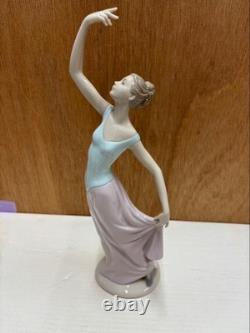 Lladró (Nao) Dancing Girl Figurine Lladró (Nao) Dancing Girl Figurine