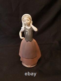 Lladro Nao Dasia 1982 Retired figure. Handmaid in Spain