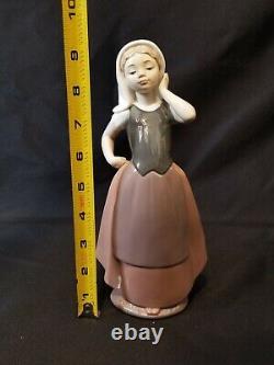 Lladro Nao Dasia 1982 Retired figure. Handmaid in Spain