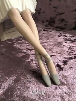 Lladro Nao Figurine Ballerina Ballet Dancer Seated/resting
