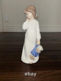 Lladro Nao Girl With Doll #01108 Porcelain Figurine Spain Mint Condition With Box