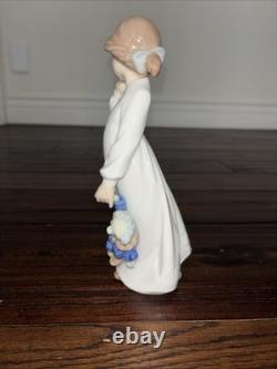 Lladro Nao Girl With Doll #01108 Porcelain Figurine Spain Mint Condition With Box