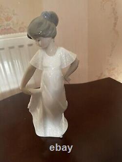Lladro Nao Girls Posing Figure Ornaments X 2 new and boxed