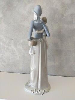 Lladro Nao Mother with Child Figure