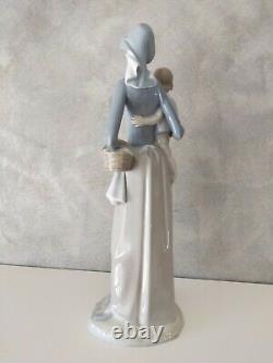 Lladro Nao Mother with Child Figure