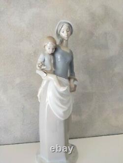 Lladro Nao Mother with Child Figure