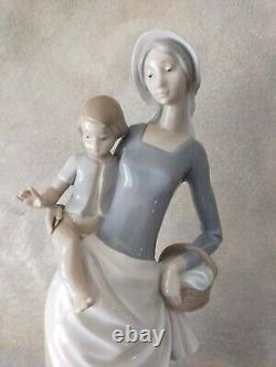 Lladro Nao Mother with Child Figure