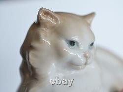 Lladro Nao Persian Angora Cat Laying Down Porcelain Figurine Made in Spain