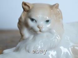 Lladro Nao Persian Angora Cat Laying Down Porcelain Figurine Made in Spain