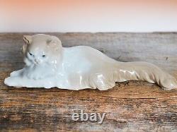 Lladro Nao Persian Angora Cat Laying Down Porcelain Figurine Made in Spain