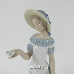 Lladro Nao The Butterfly's Dance Figurine withBox Girl Holding Butterfly 1398