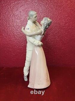 Lladro Nao, Welcome Home Couple Figurine #1606