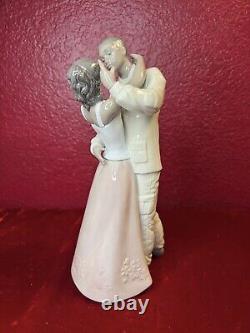 Lladro Nao, Welcome Home Couple Figurine #1606