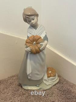 Lladro Nao figurine 0206 VILLAGER WITH PUMPKINS 13 Unusual Rare