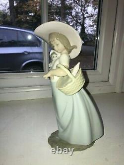 Lladro Nao porcelain figurine # 1362 Picnic Girl with Doll perfect condition
