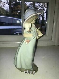 Lladro Nao porcelain figurine # 1362 Picnic Girl with Doll perfect condition