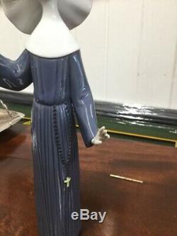 Lladro Nun Figurine'call To Prayer' #5551