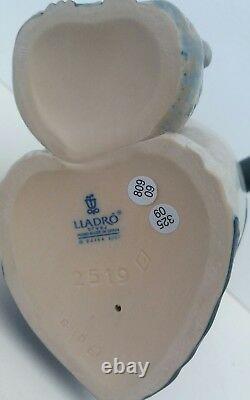 Lladro Penguin Love figurine