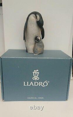 Lladro Penguin Love figurine