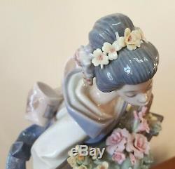 Lladro Porcelain 5773 Gracefull Offering Geisha Holding Flowers 1991 S. Debon
