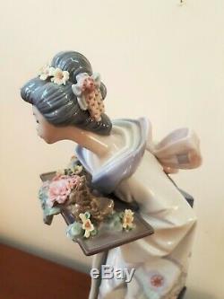 Lladro Porcelain 5773 Gracefull Offering Geisha Holding Flowers 1991 S. Debon