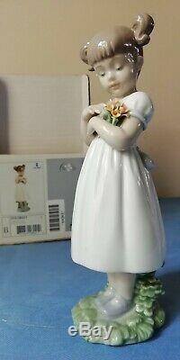 Lladro Porcelain FLOWERS FOR MOMMY #08021 in perfect condition in original box