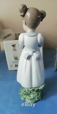 Lladro Porcelain FLOWERS FOR MOMMY #08021 in perfect condition in original box