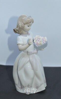 Lladro Porcelain Figurine For A Special Someone 01006915