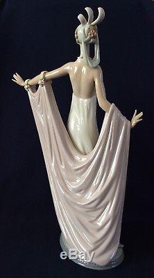 Lladro Porcelain Figurine GRAND DAME Lady 1568 Vintage Retired 1992 Solemne Dama