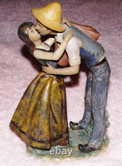 Lladro Porcelain Figurine KISSING THE FATHER #2114, Boxed