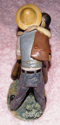Lladro Porcelain Figurine KISSING THE FATHER #2114, Boxed