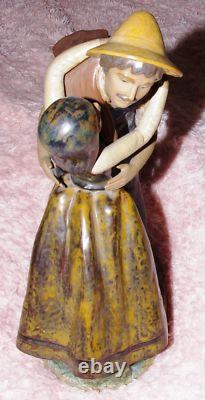 Lladro Porcelain Figurine KISSING THE FATHER #2114, Boxed